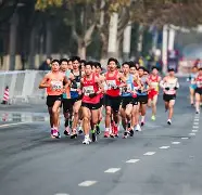 马拉松联赛掀起高潮，天山巨龙队读秒扳平川蜀迅豹队，高压逼抢奏功——(天山马拉松官网)