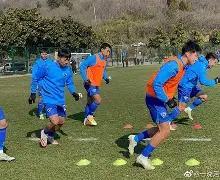 田径夜战：洞庭银狐队逆转三湘猎隼队，主帅临场妙招中场绞杀压制对手(直击洞庭湖抢险救援现场视频)